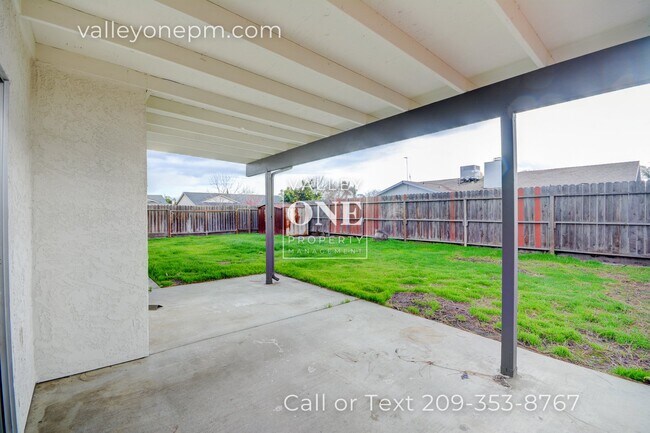 Building Photo - 2232 Ridgeway Dr