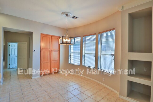 Building Photo - 1550 N Robin Ln