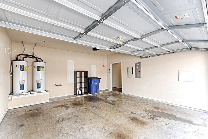 Building Photo - 2326 Stutz Dr