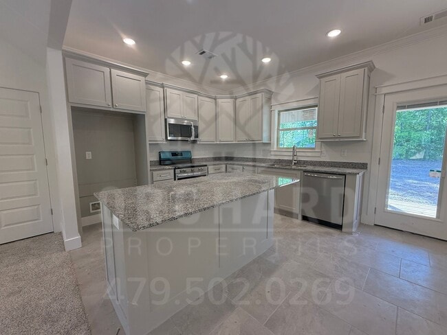 Primary Photo - Single-Family Home- 2 Bed/ 2 Bath w/ Hobby...