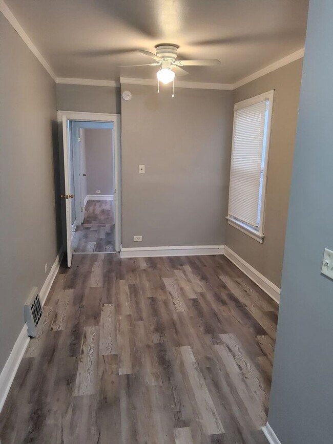 Building Photo - Welcome to this Chicago-style brick Bungal...