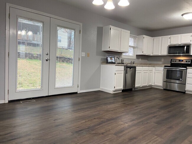 Building Photo - Single Family Home in Branson