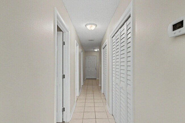 Building Photo - 6 Pinehurst Dr