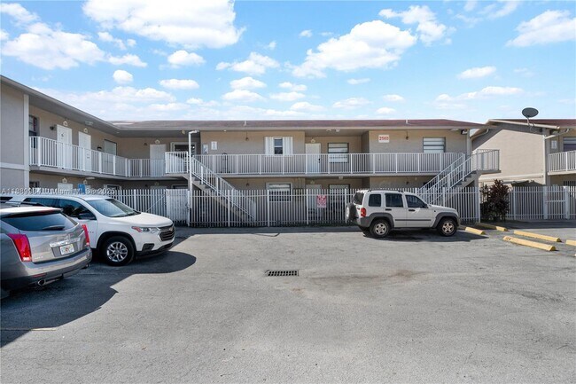 Building Photo - 2560 W 60th St