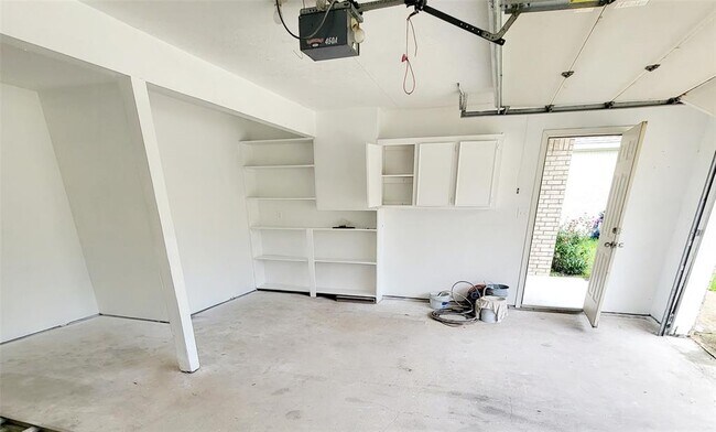 Building Photo - 16430 Clearwater Cir