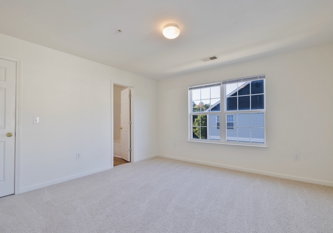 Building Photo - 3 Bedroom Apartment in University Village