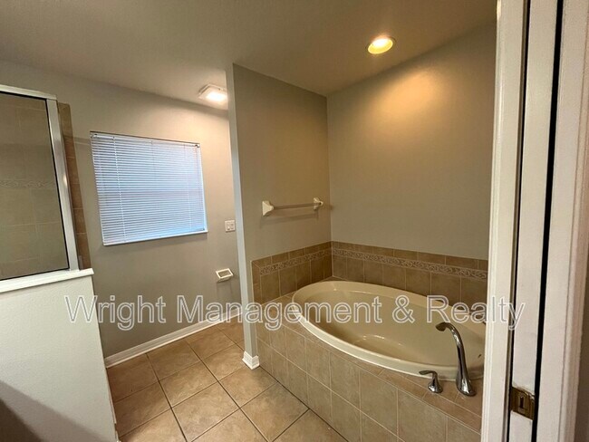Building Photo - 7843 Foxgrove Dr