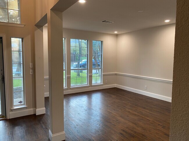Building Photo - 306 Rivercove Dr