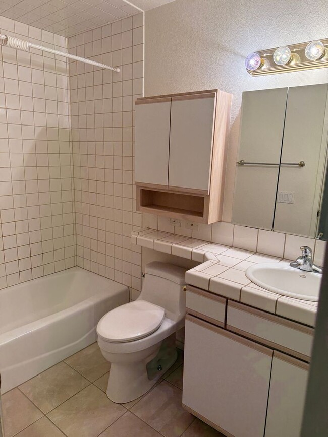 Building Photo - 2 bedroom, 2 bath is just minutes from Mid...