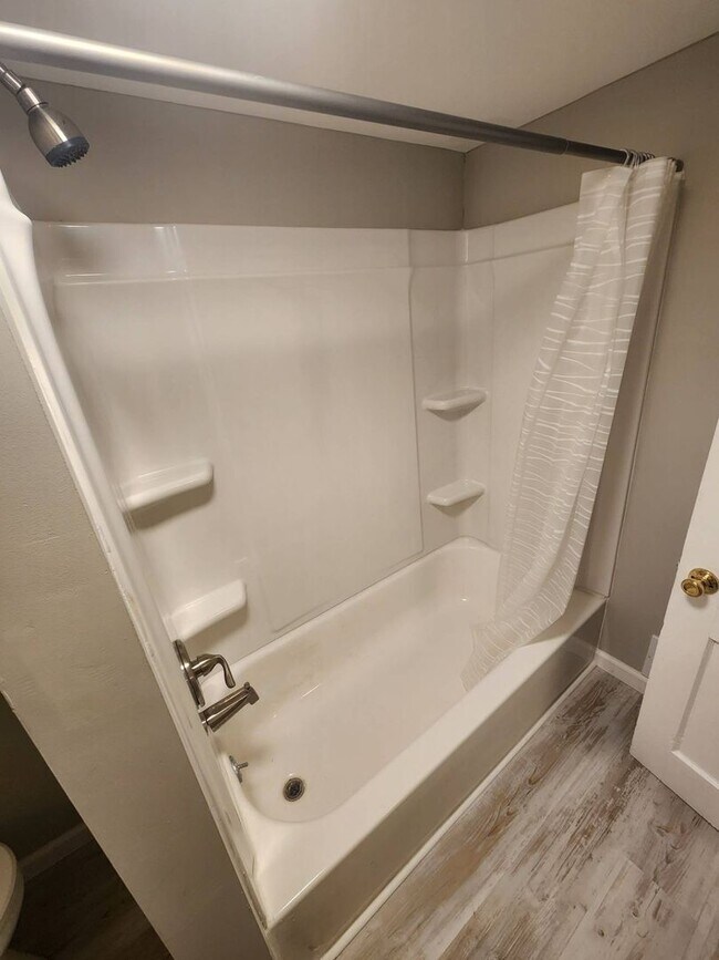 Building Photo - Charming 2-Bedroom Property in Prime Location