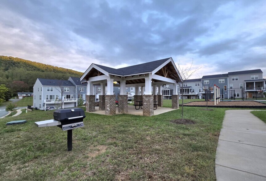 Picnic BBQ area - 4915 Sheridan St