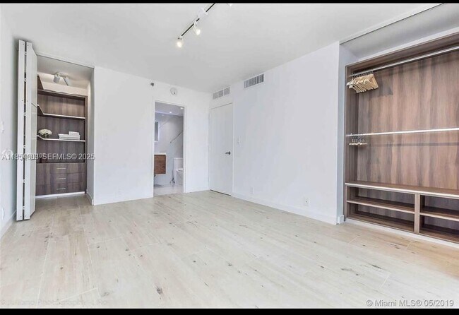 Building Photo - 7601 E Treasure Dr