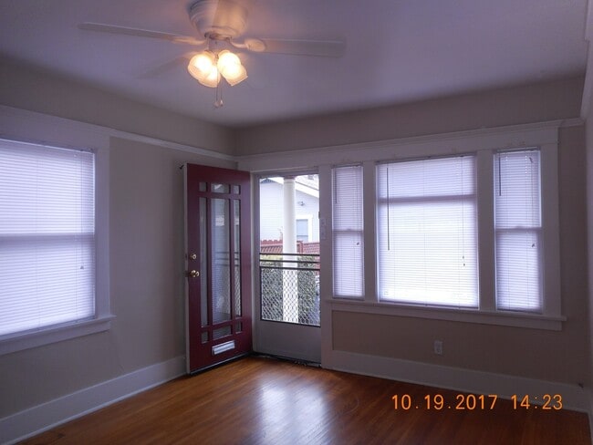 Building Photo - 370