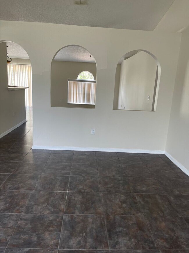 Building Photo - 4 Bedroom, 2 Bathroom, 2 Car Garage Home. Move-in Ready