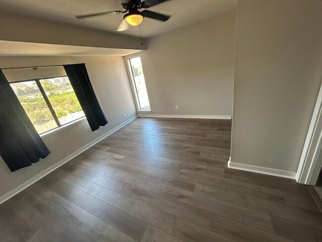 Building Photo - 5402 Villas Dr