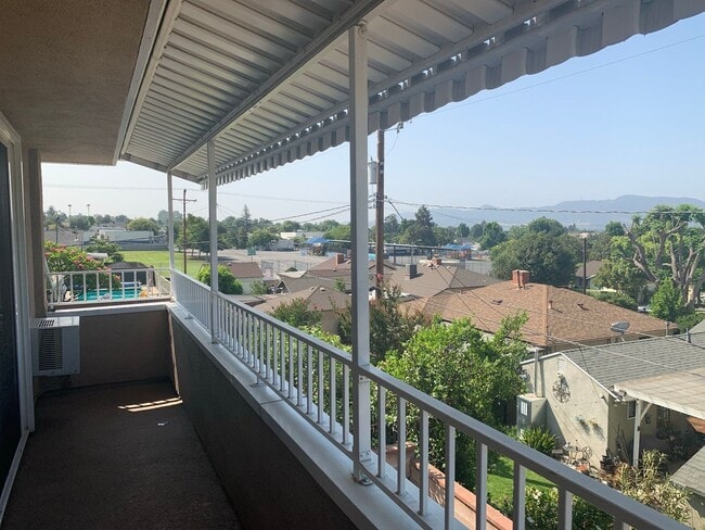 Building Photo - Gorgeous Two Story /Five Bedrooms in Burbank With Fantastic Views!!!