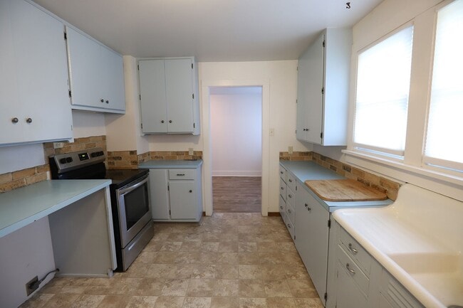 Building Photo - 1 bed 1 bath home along the river