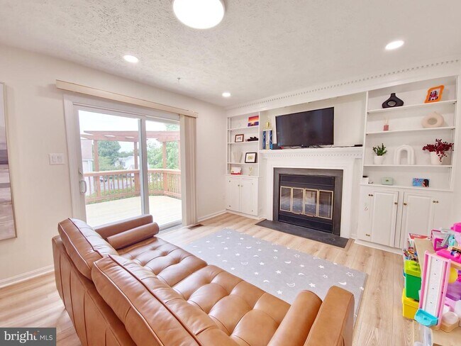 Building Photo - 10917 Outpost Dr