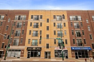 Building Photo - 1909 W Diversey Pkwy