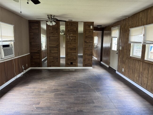 Building Photo - 854 Queenswood St