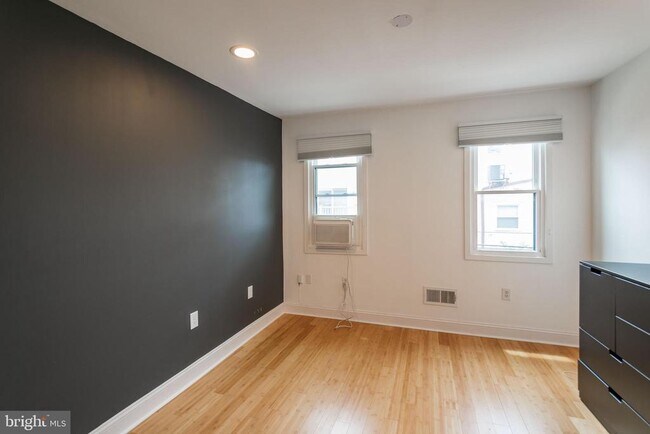 Building Photo - 2107 Clymer St
