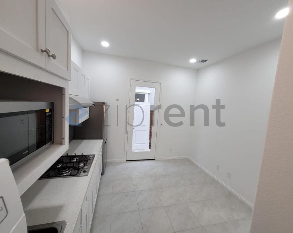 Building Photo - Unit 2