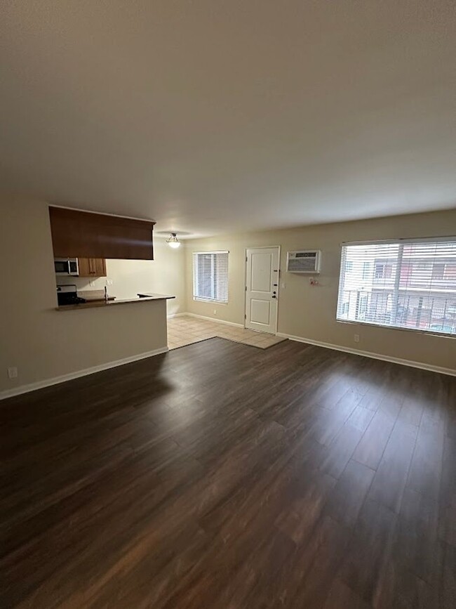 Building Photo - Spacious 1 Bedroom Winnetka Condominium fo...