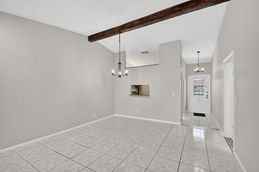 Building Photo - 704 Sunny Pine Way