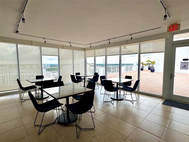 Building Photo - 2800 E Sunrise Blvd