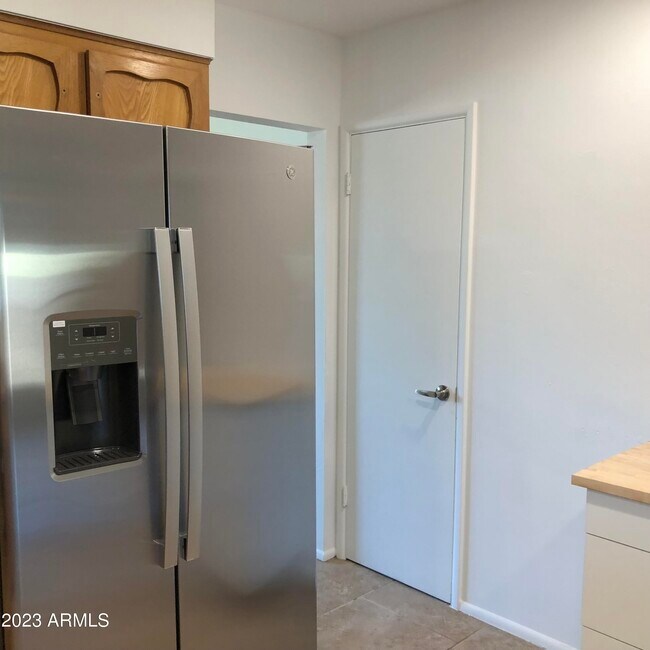 Building Photo - 705 W 16th St