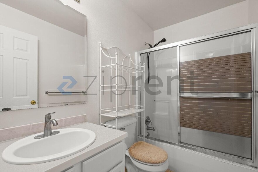 Building Photo - Unit