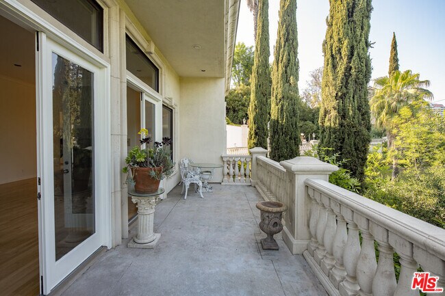 Building Photo - 3780 1/2 Multiview Dr