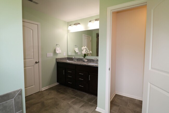 Building Photo - 4515 Wedge Dr