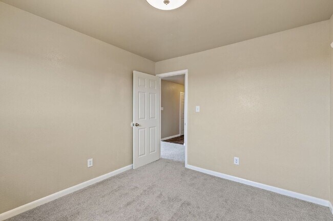 Building Photo - 1163 Cree Dr