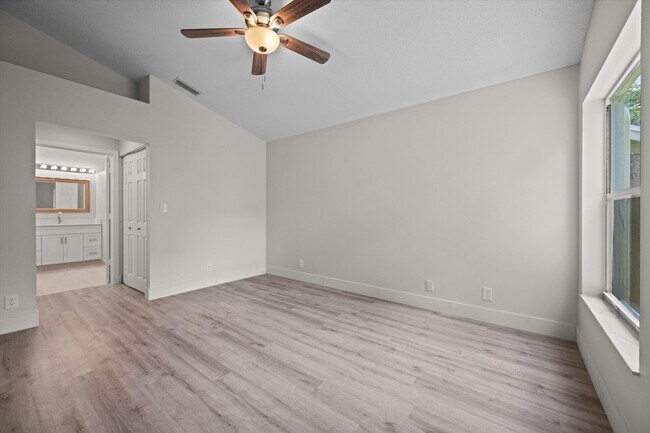 Building Photo - 12781 Meadowbreeze Dr
