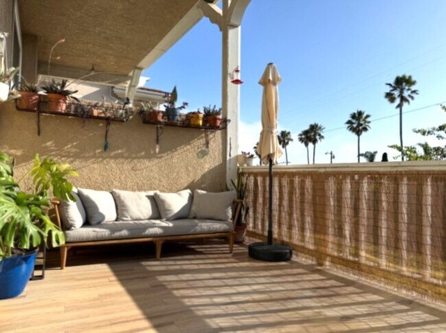 Building Photo - Multi-Level 2 bed plus bonus room townhome in South Redondo Beach – Available for 6–12 Months