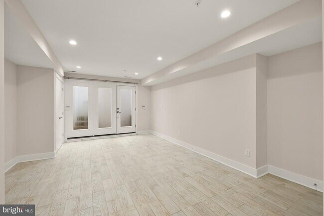Building Photo - 614 I St NE