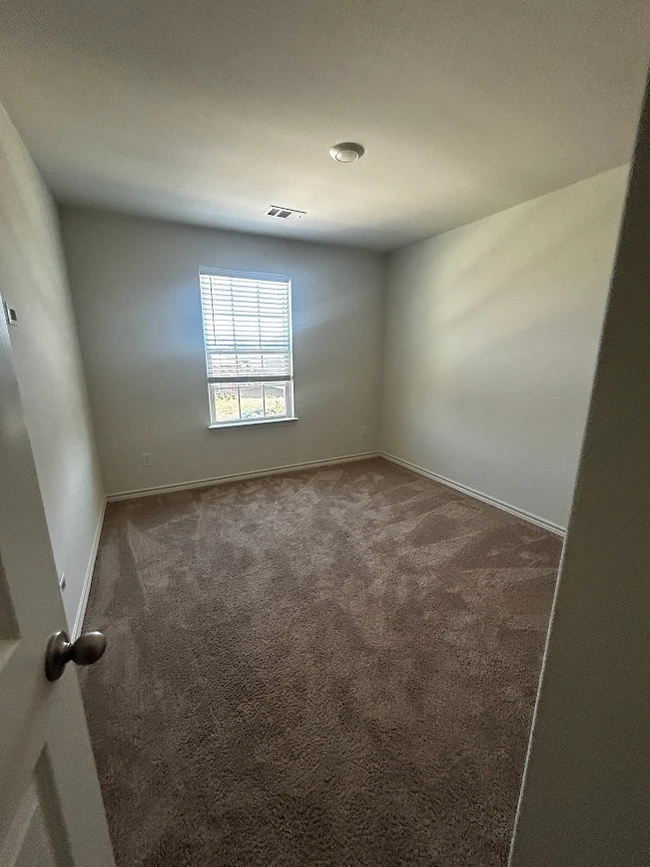 Building Photo - Beautifully Designed 4BR/2.5BA Home In The Charming Town of Elgin