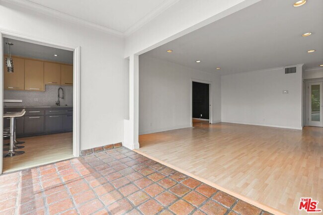 Building Photo - 8550 Holloway Dr