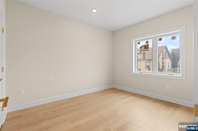 Building Photo - 45 Lincoln Ave