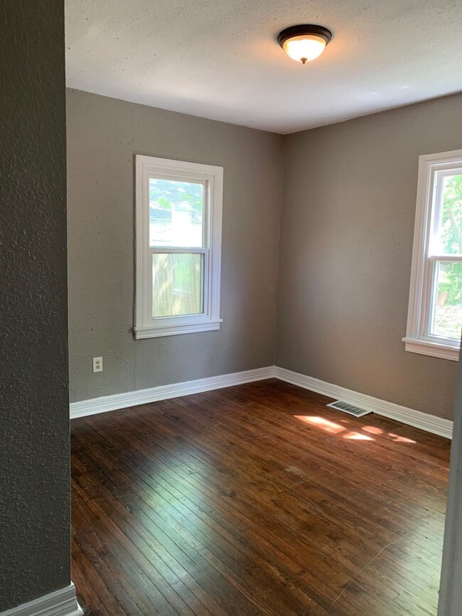 Building Photo - 3 Bedroom home with a bonus room