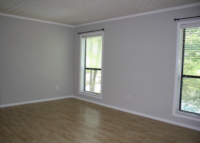 Building Photo - Just outside the perimeter at 75 and 285!