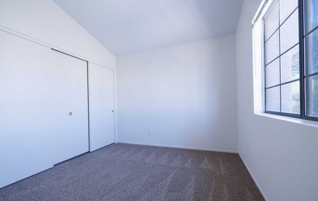 Building Photo - 1143 E Adelman Dr