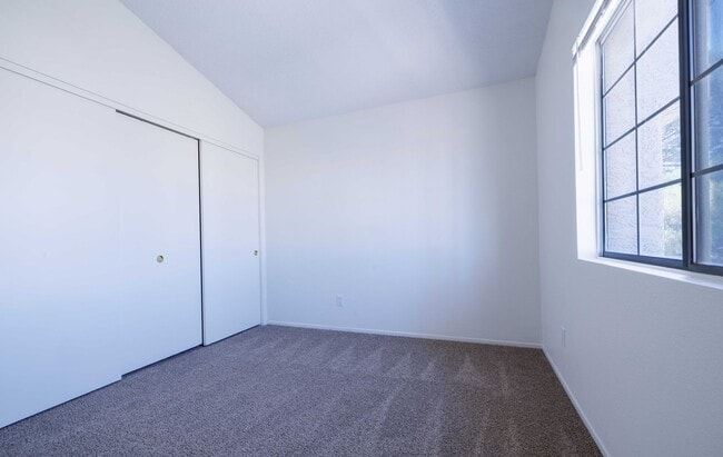Building Photo - Newly Refreshed 4 Bedroom Home