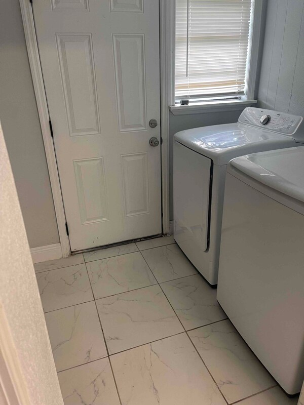 Building Photo - 2410 Ave C NW