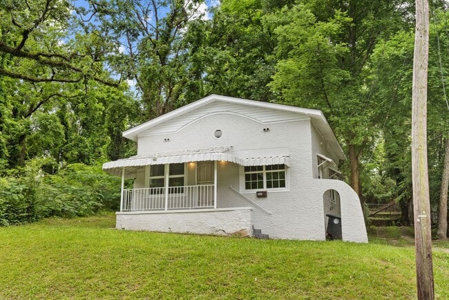 Building Photo - Charming 2 Bedroom, 2 Bathroom house