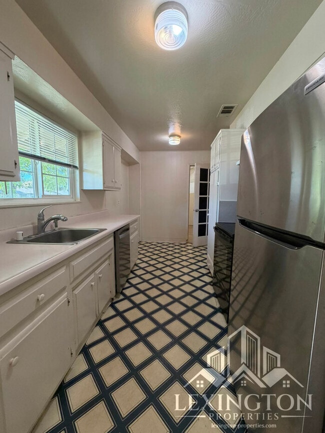 Building Photo - Charming 4-Bedroom Home in Arden-Arcade with Spacious Yard & Convenient Location