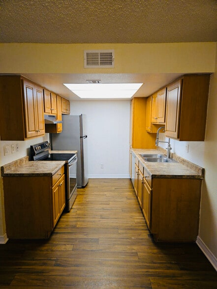 Building Photo - 3010 N Maryvale Pkwy