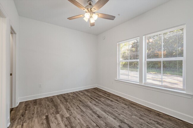 Building Photo - 5/5.5 Townhomes, Built 2024, Walk to stadi...