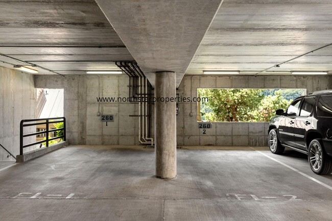 Building Photo - Stunning Riverfront Townhome in Sellwood